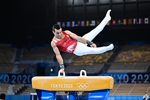 Cournoyer lance les compétitions olympiques de gymnastique à Tokyo