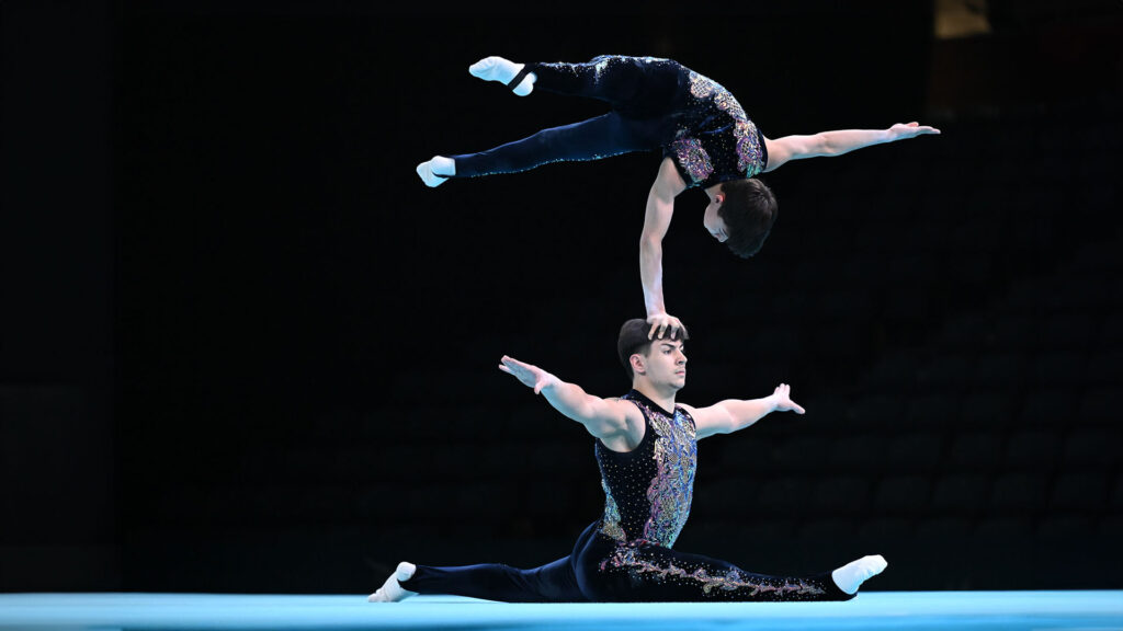 Deux gymnastes acrobatiques masculins