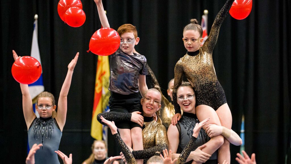 Un groupe de jeunes gymnastes se produit