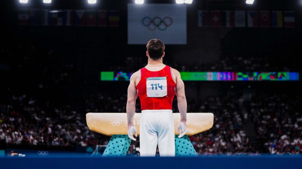 Samuel Zakutney, membre de l'équipe canadienne, participe à la finale de gymnastique artistique par équipe masculine lors des Jeux olympiques de Paris 2024, en France, le lundi 29 juillet 2024. Photo par Mark Blinch/COC *CREDIT OBLIGATOIRE*