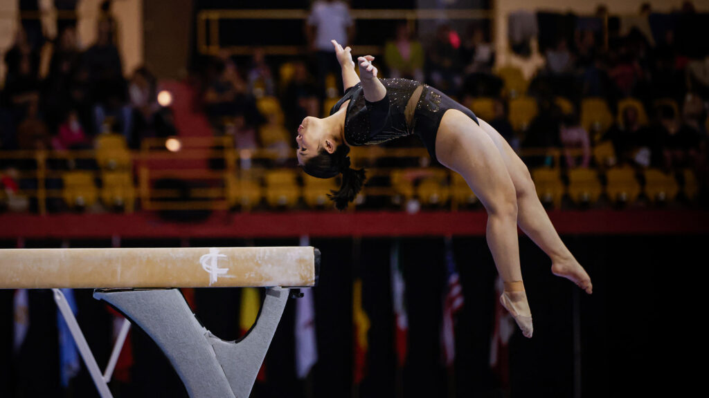 Gymnaste féminine photographiée en plein vol