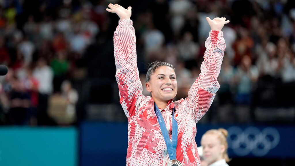 Sophiane Methot de l'équipe canadienne célèbre sa médaille de bronze en gymnastique au trampoline féminine aux Jeux olympiques de Paris 2024 en France, le vendredi 2 août 2024. Photo par Kevin Light/COC